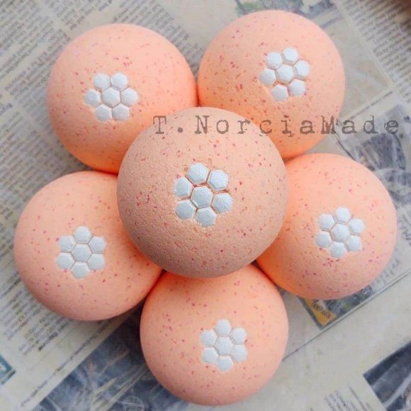 Peach Bellini Bath Bomb - Picture 3 of 4